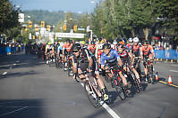 Mens Peloton Into First Corner