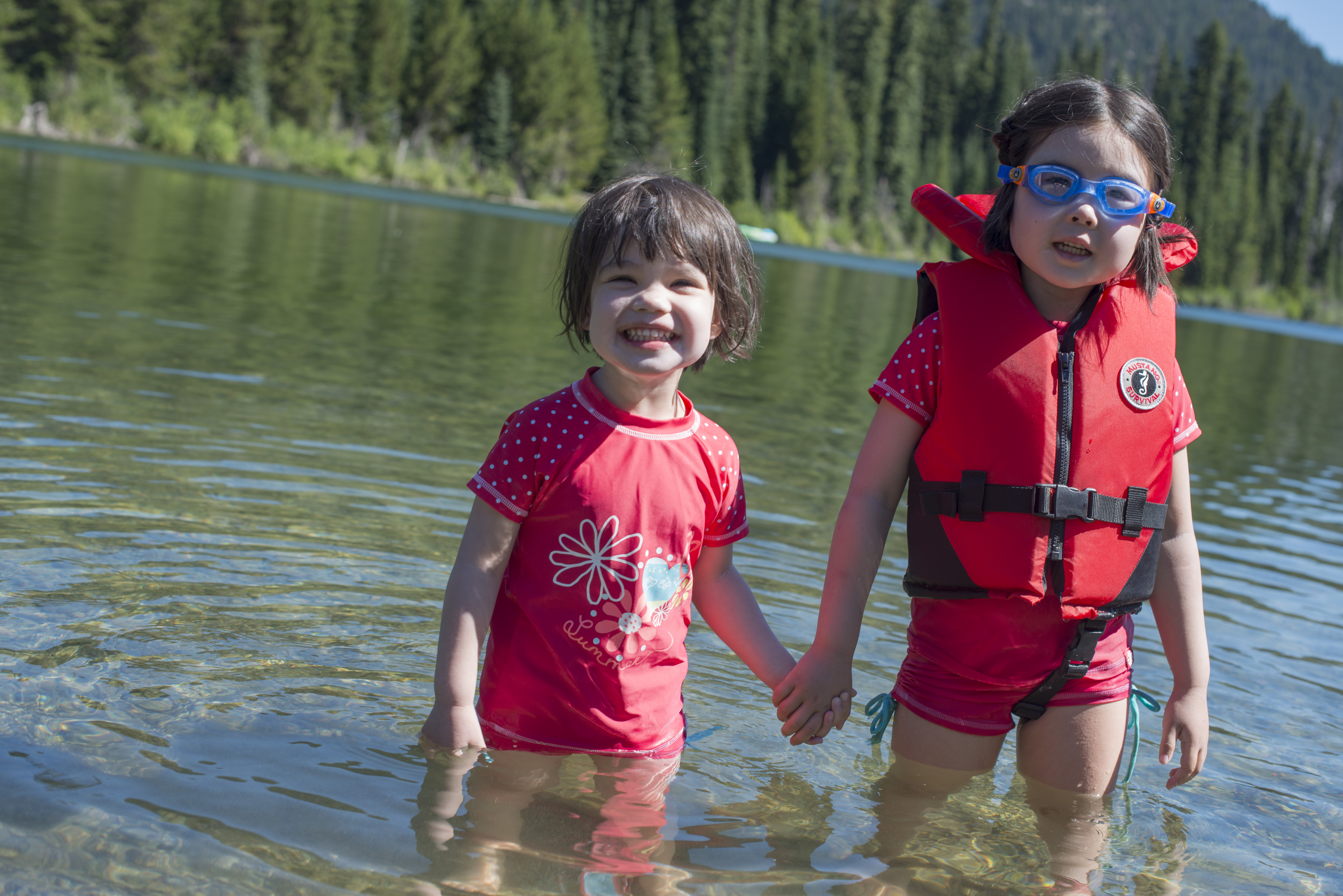 Плавание в озерах. Дети на озере. Озеро фото для детей. Лиси озеро дети. Фотосессия рядом с озером детская.